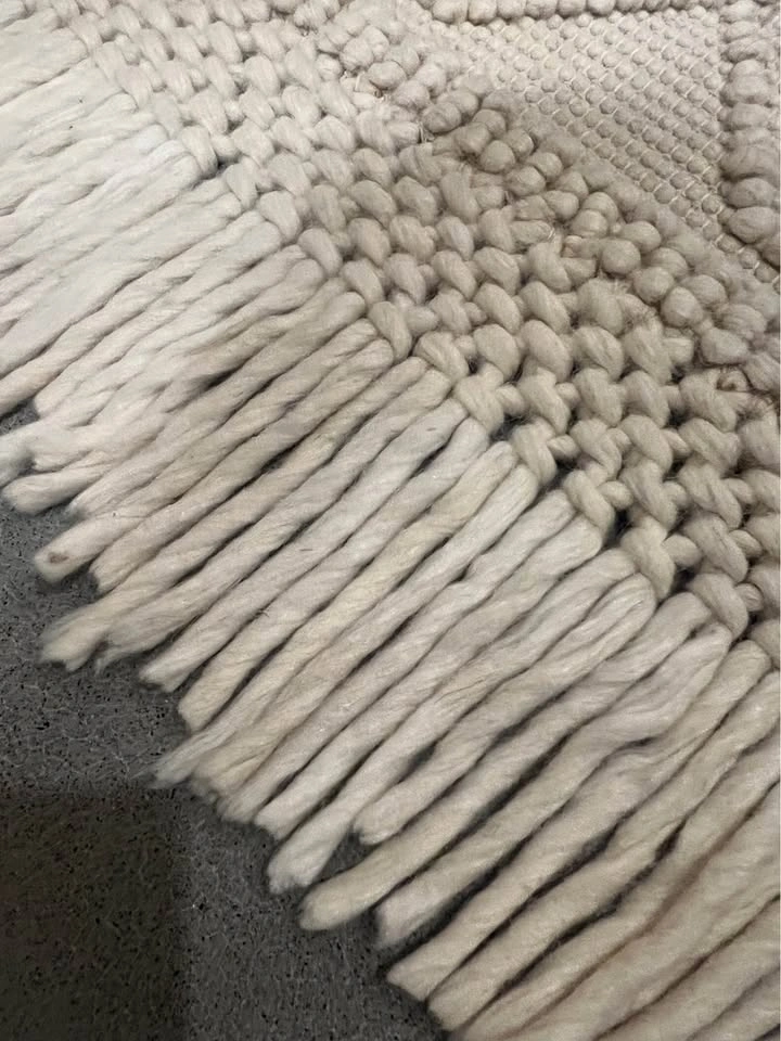 Cream Textured Wool Area Rug with Fringe 5’x9’ - photo 2