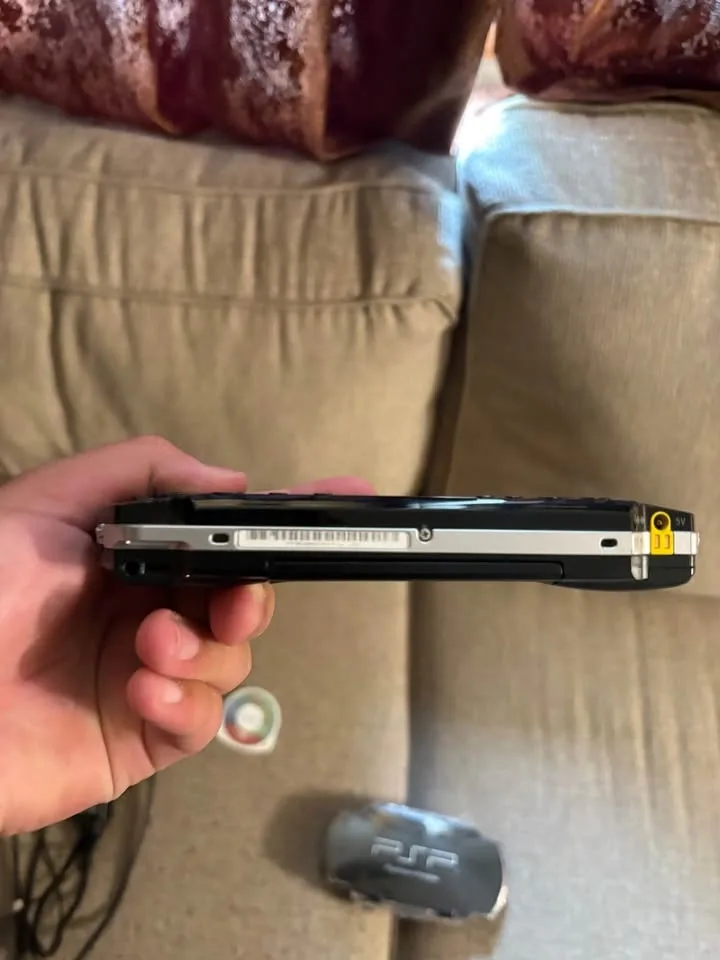 Broken PSP for parts/repairs - photo 4