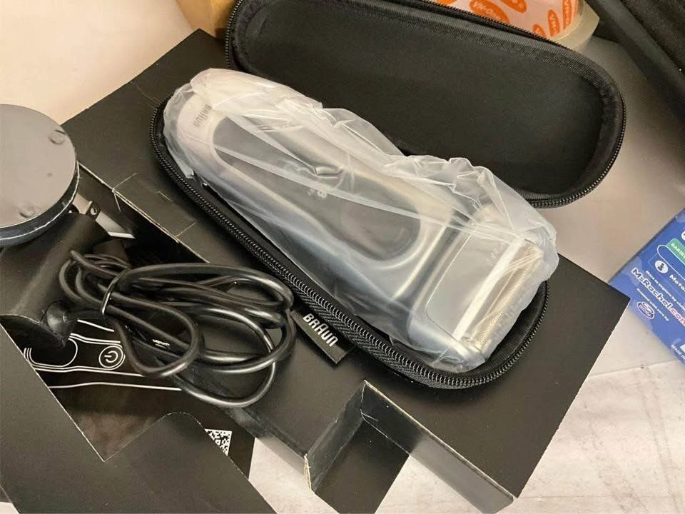 Brand new BRAUN SERIES 8 SHAVER 8517S - photo 2