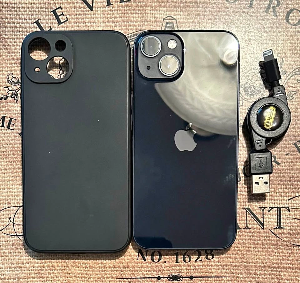 (90%) iPhone 13 128GB - Great Condition + Accessories