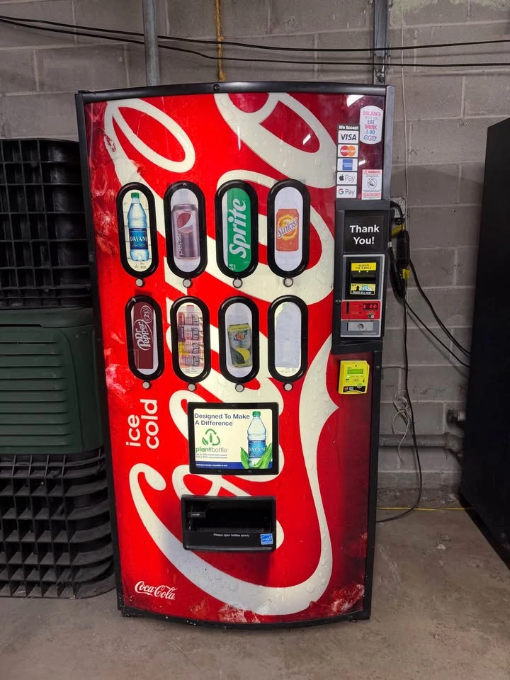 Coca-Cola Vending Machine - photo 2