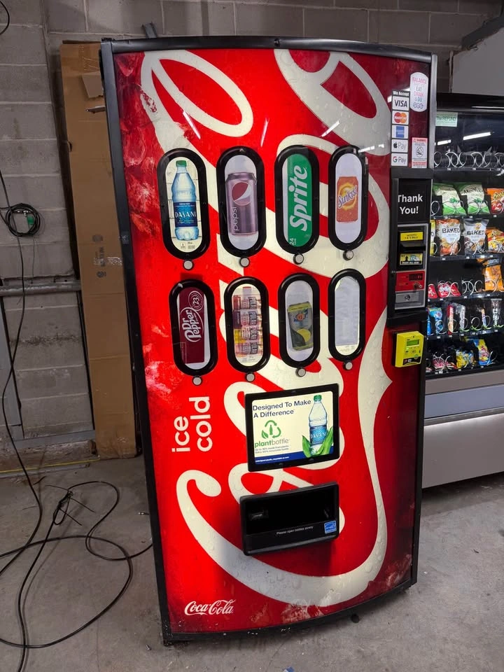 Coca-Cola Vending Machine - photo 3