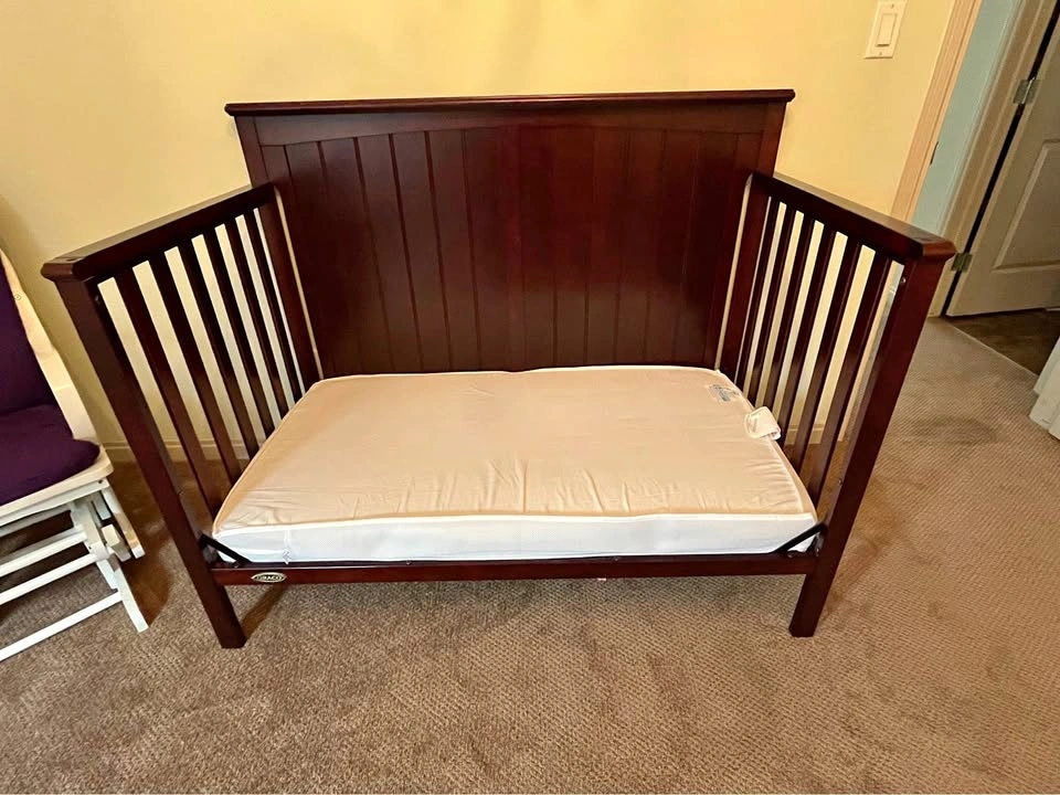 Graco Convertible Jordan Crib, mattress and bedding