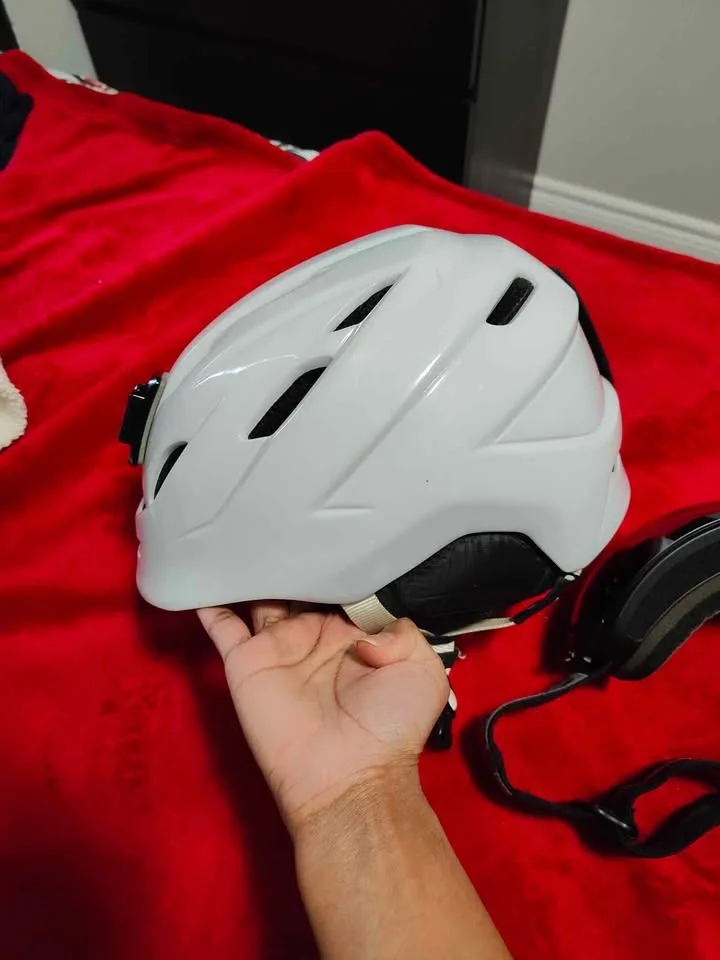 Sports helmet and ski goggles image indicator(8)