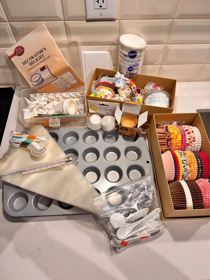Cakes Decorating & Baking Set Betty Crocker, Wilton, Pillsbury