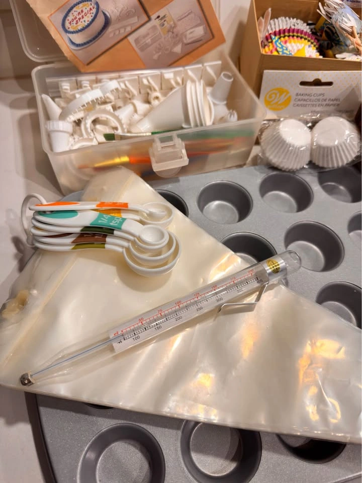 Cakes Decorating & Baking Set Betty Crocker, Wilton, Pillsbury - photo 2
