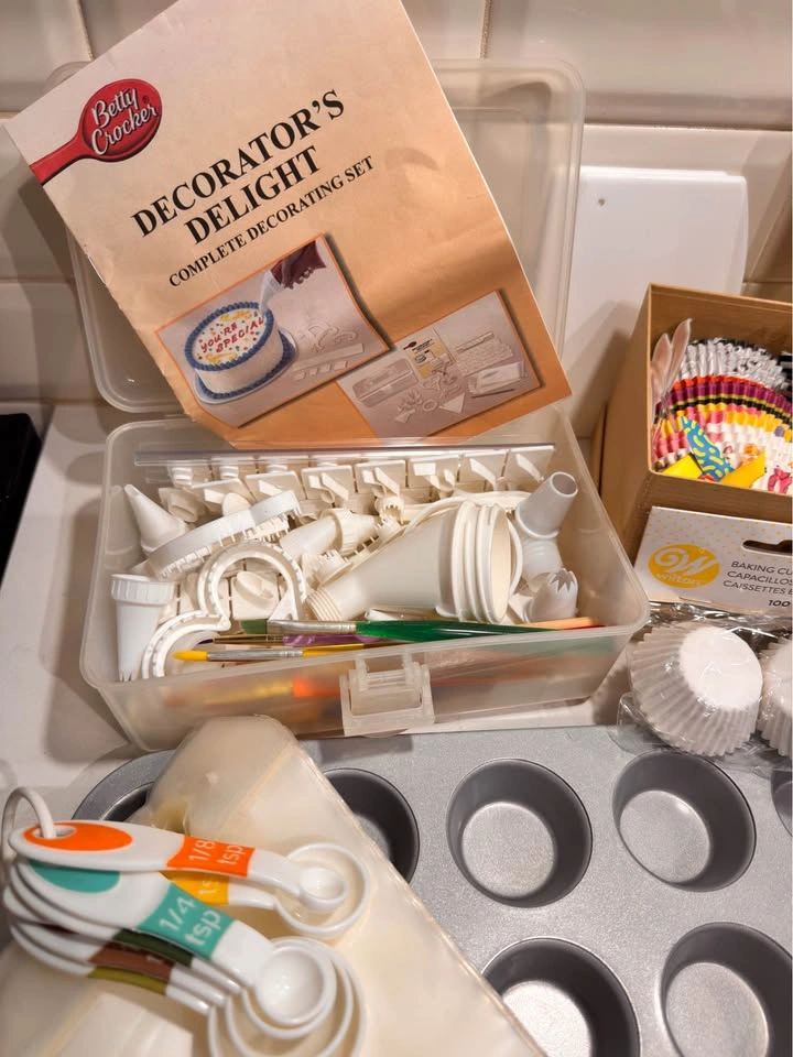 Cakes Decorating & Baking Set Betty Crocker, Wilton, Pillsbury - photo 3