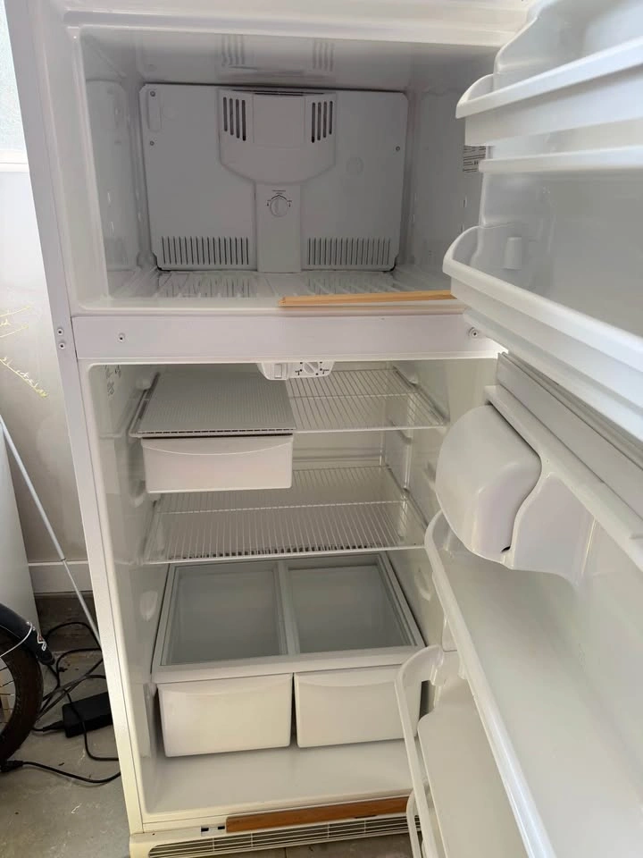 Fridge/freezer in Okotoks - photo 3