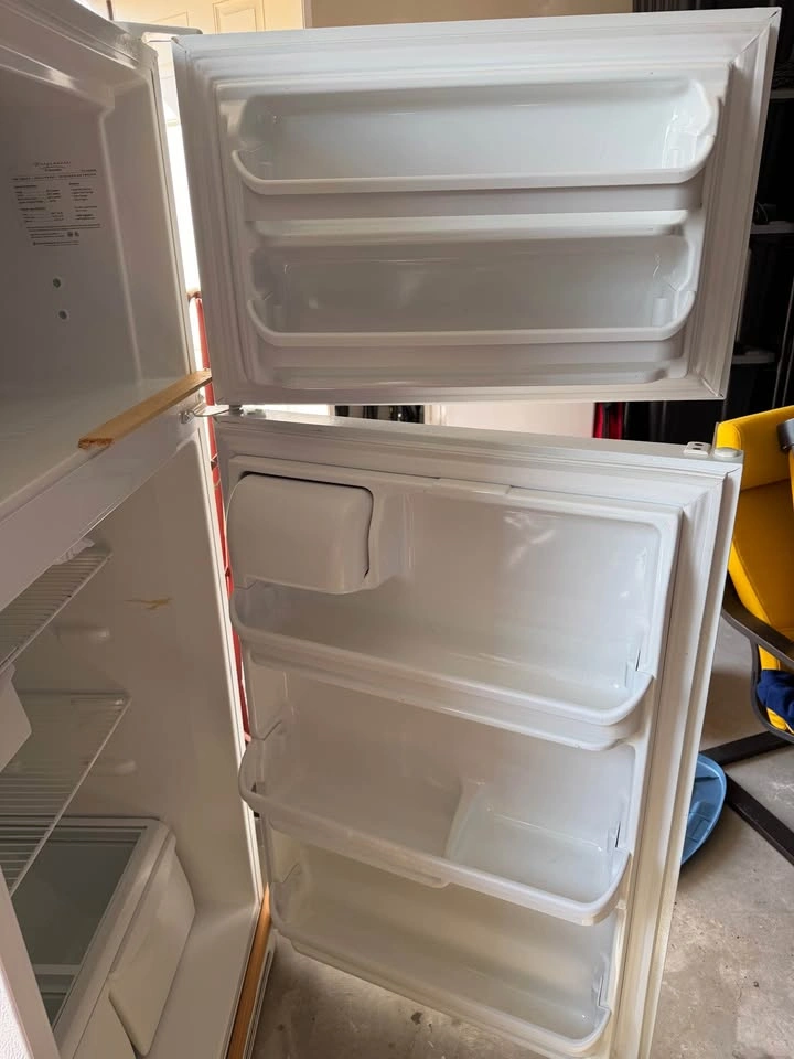 Fridge/freezer in Okotoks - photo 4