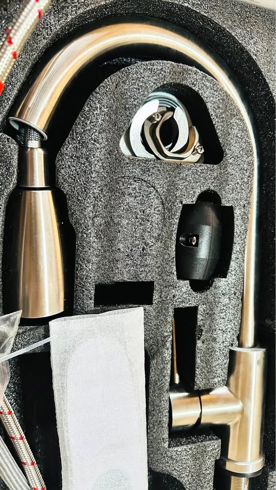 Modern Kitchen Pull-Down Faucet - New (Needs Repair/O-Ring) - photo 3