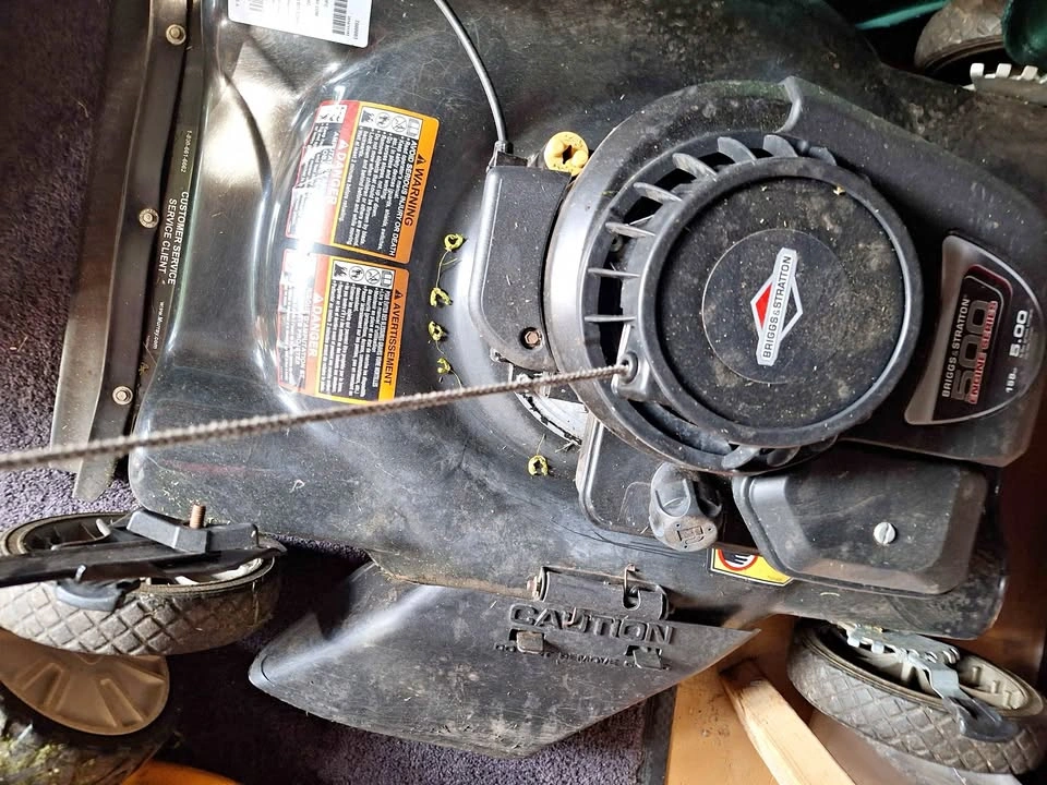 Briggs & Strattton gas lawn mower