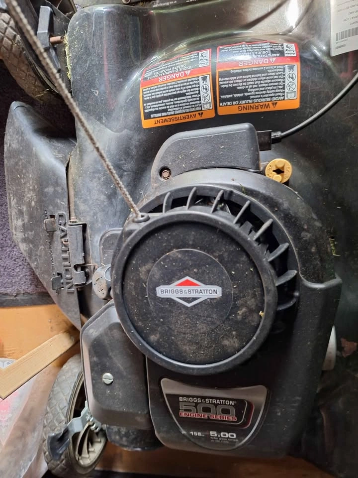 Briggs & Strattton gas lawn mower - photo 3