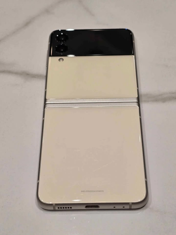 Samsung Z Flip 3 - 128GB - White | Unlocked | Excellent Conditio - photo 2
