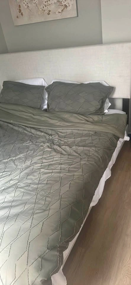 King size bed with mattress, 6 months old