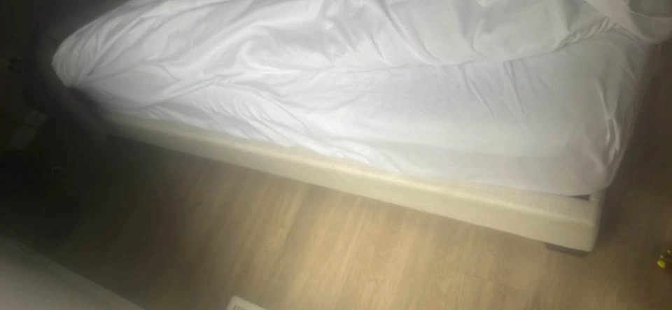 King size bed with mattress, 6 months old - photo 4