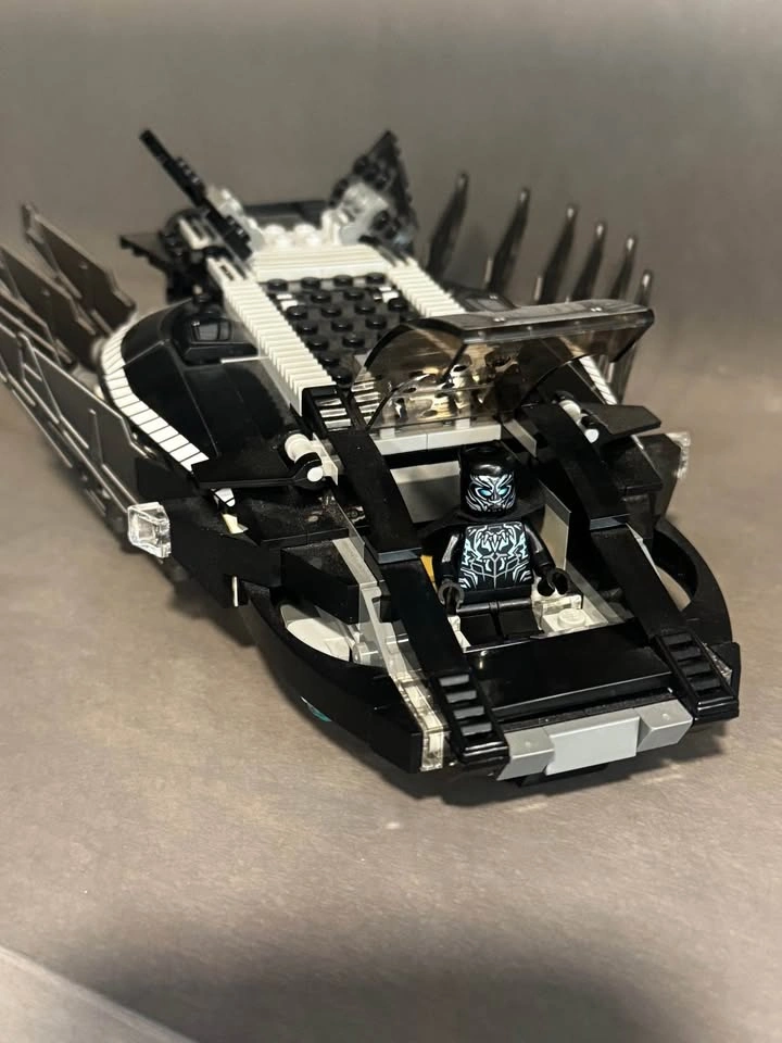 Lego Black Panther Royal Talon Fighter 76100 w/ Minifig - photo 4