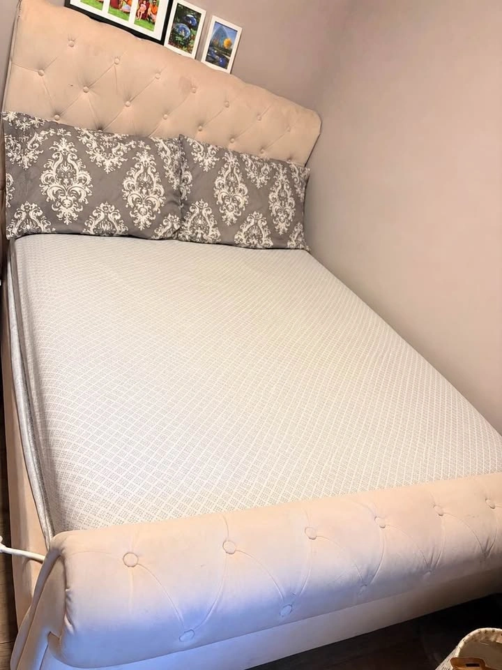 Double pink upholstered Structube bed