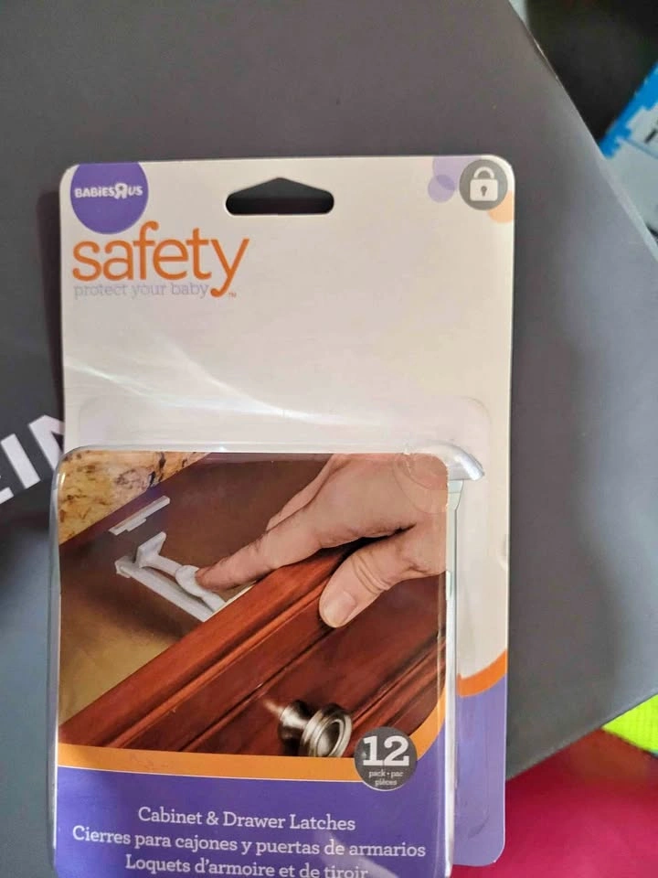 Brand new Cabinet and Drawer Latches 12 pack