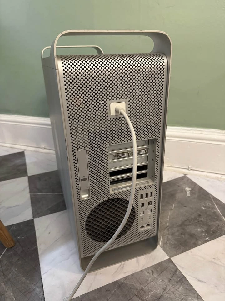 Apple Mac Pro tower - photo 3