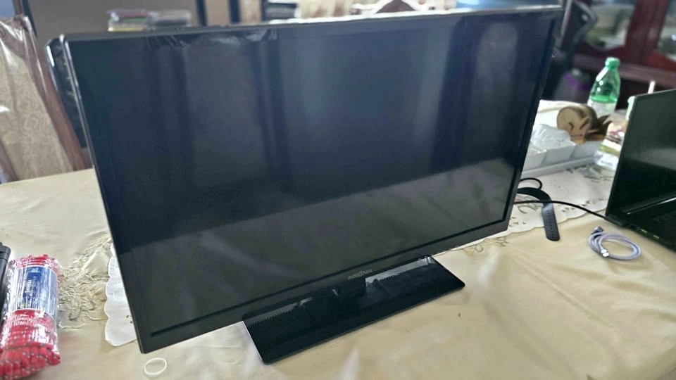 Insignia 28" LED TV (Great Condition, Perfect Bedroom/Office Siz