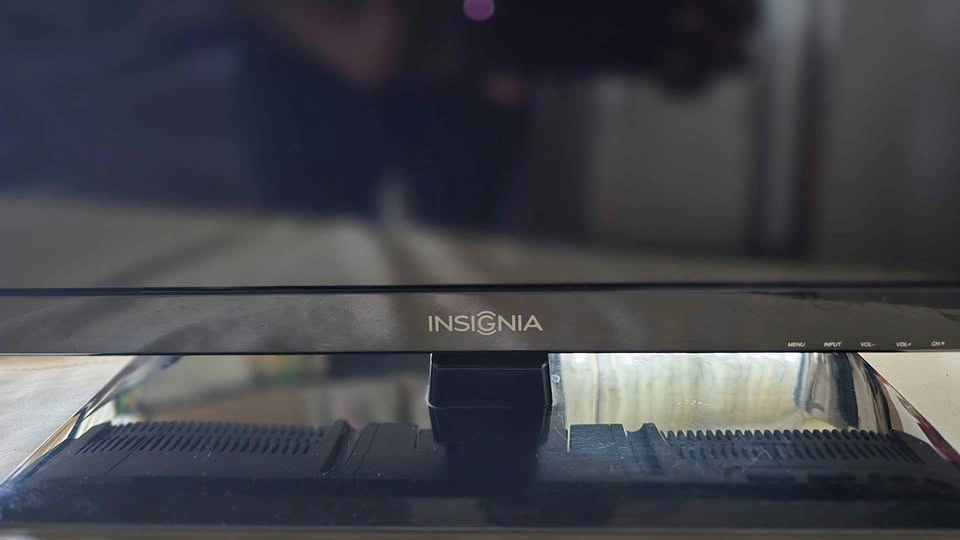 Insignia 28" LED TV (Great Condition, Perfect Bedroom/Office Siz - photo 2