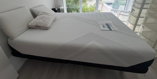 Queen Tempur-Pedic Mattress & Reflexion Boost 2.0 Base/like new - photo 4