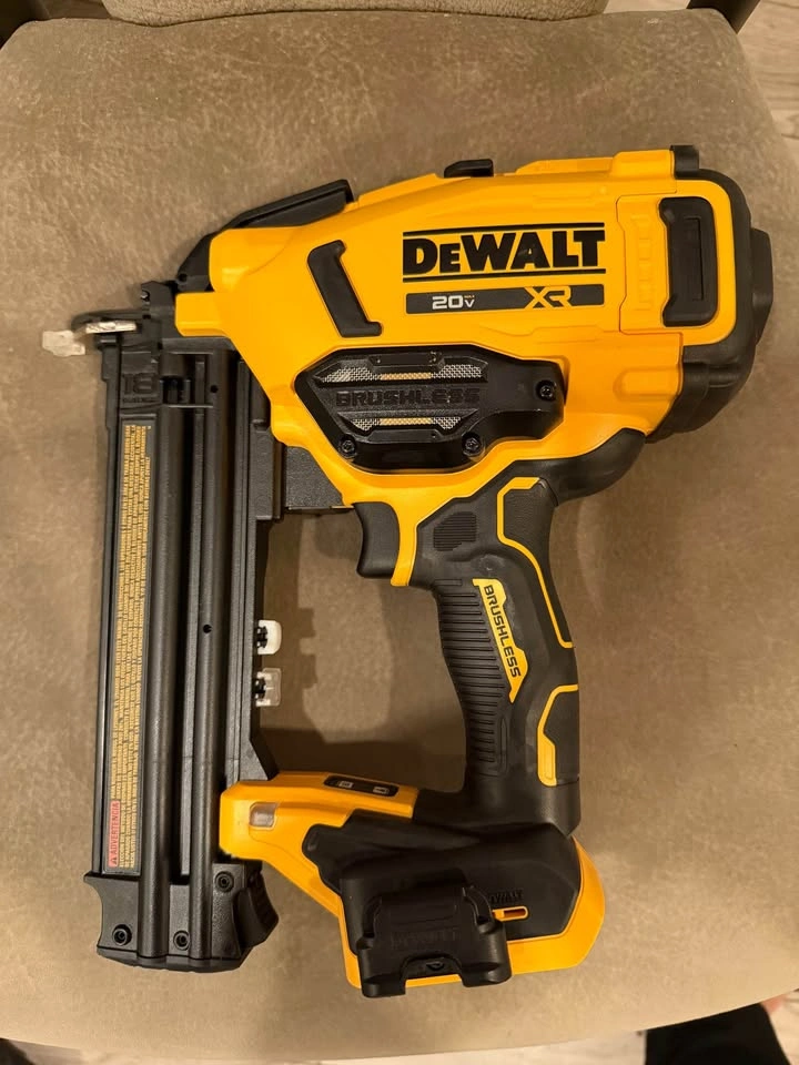 DeWalt DCN210 Cordless Brad Nailer - photo 2
