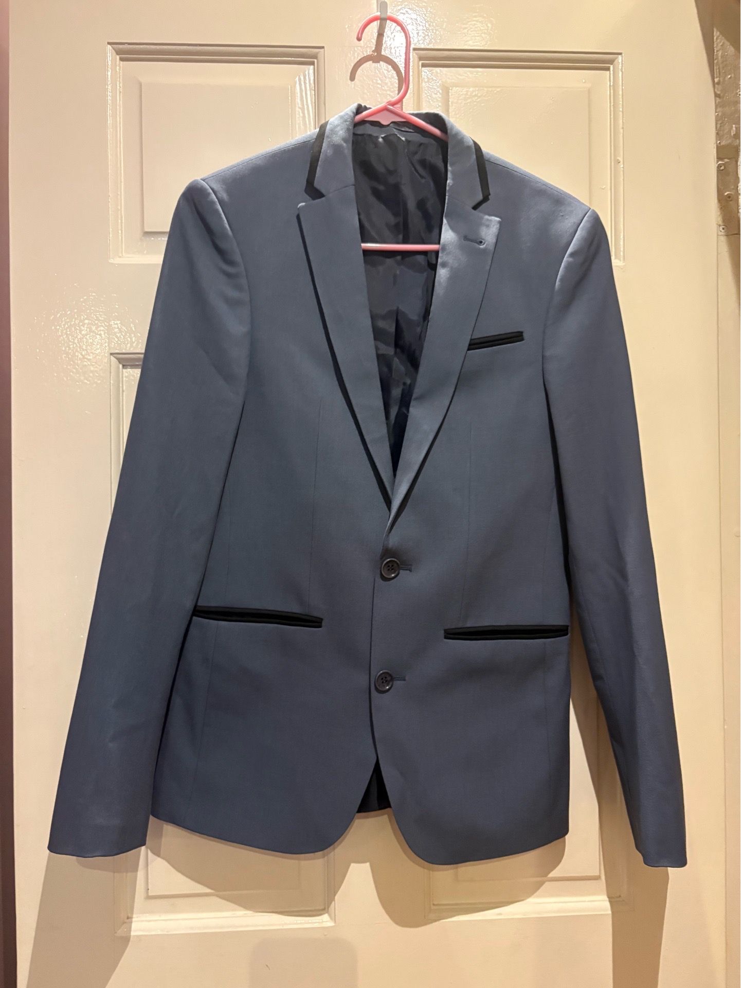 Tailored Single-Breasted Blazer with Trim Accents