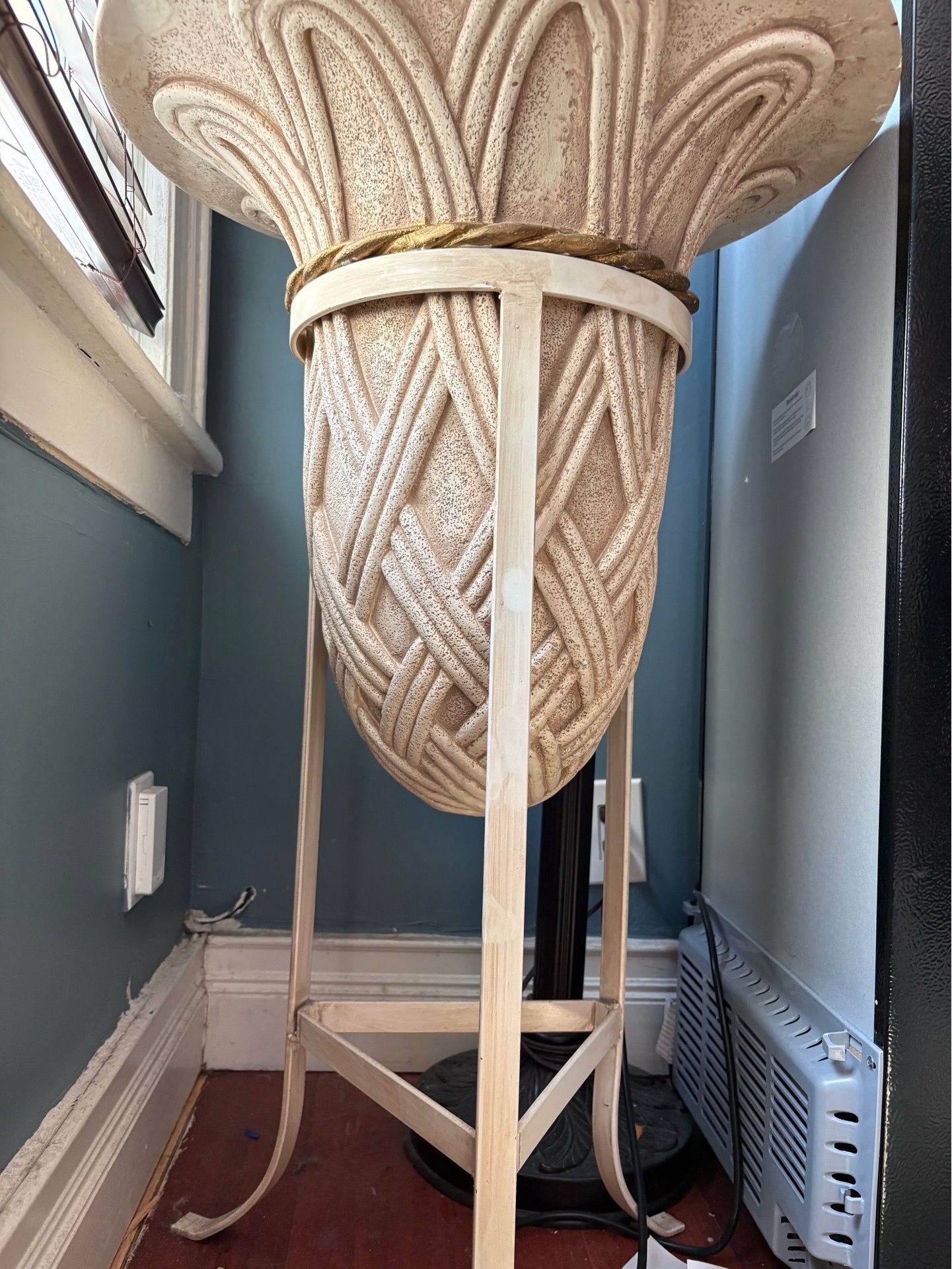 plant urn or pedestal - photo 2