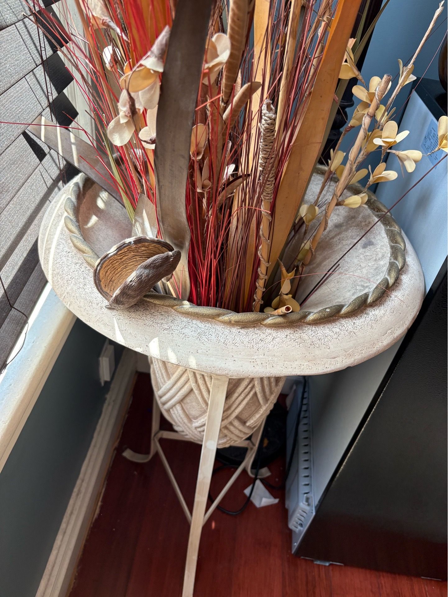 plant urn or pedestal - photo 3