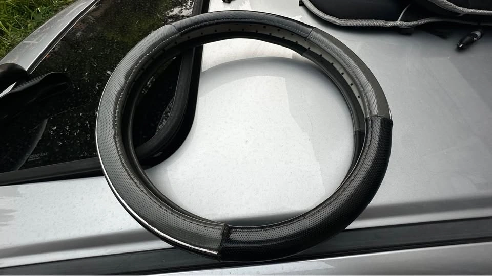 Universal Steering Wheel Cover - photo 2