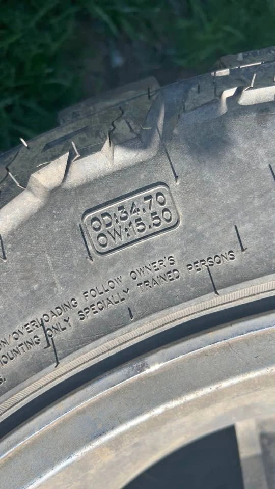 Fuel Wheels with 35x15.50R22LT Tires