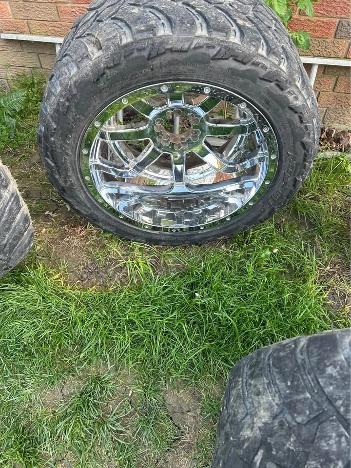 Fuel Wheels with 35x15.50R22LT Tires - photo 5