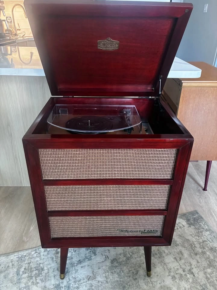 Vintage Up-cycled RCA Victor Phonograph Console - photo 5