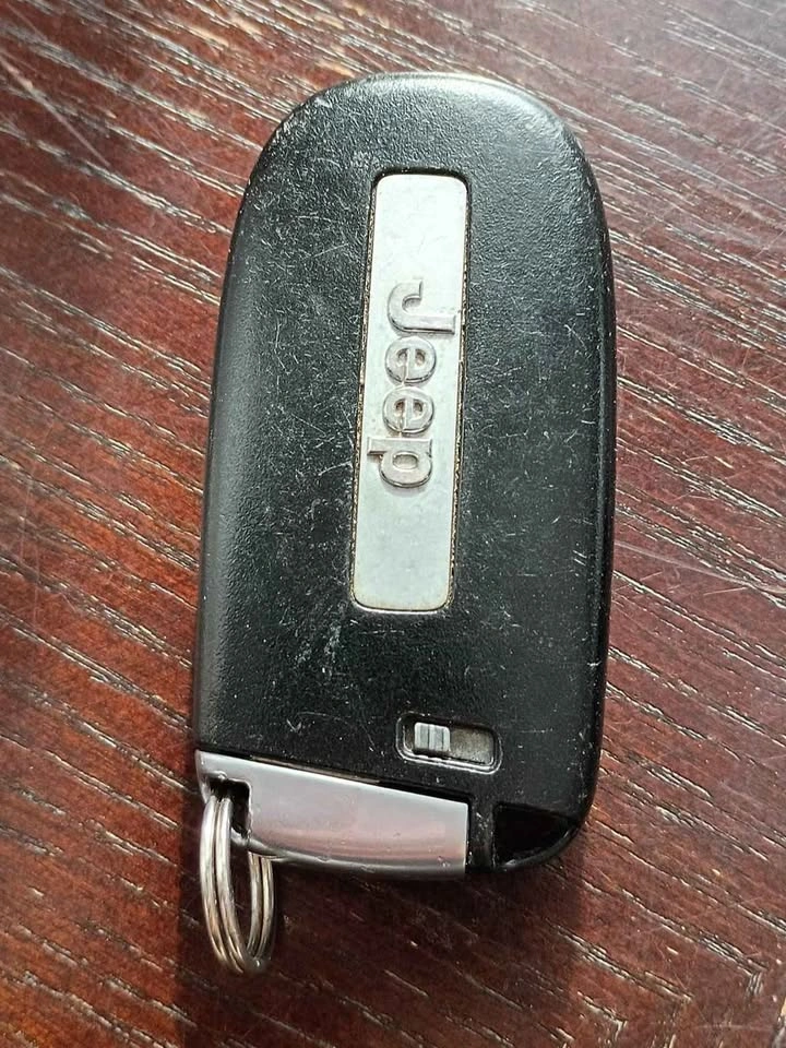 Jeep Grand Cherokee Keyfobs OEM 2014-2022 Used Pair - photo 3