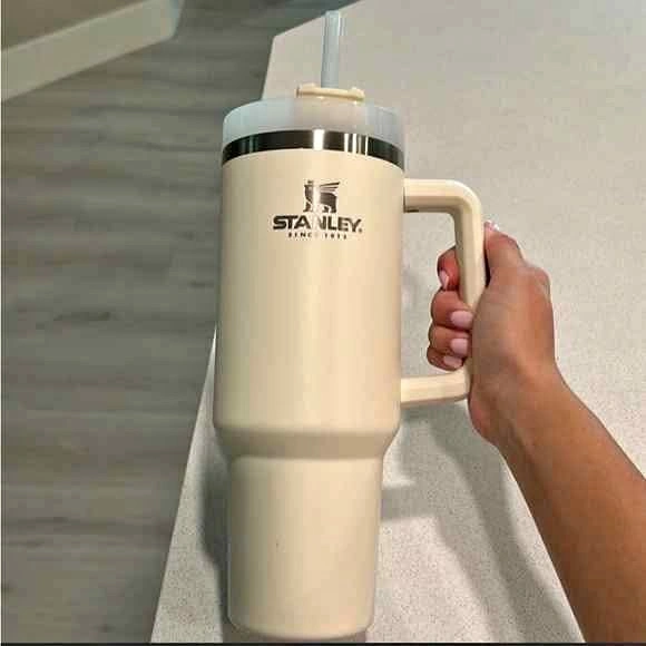 Stanley Cup 40oz Quencher H2.0 Tumbler - Cream / Off-White