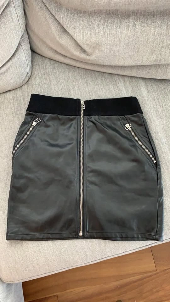 Aritzia Wilfred Free - vegan leather skirt (size 4)