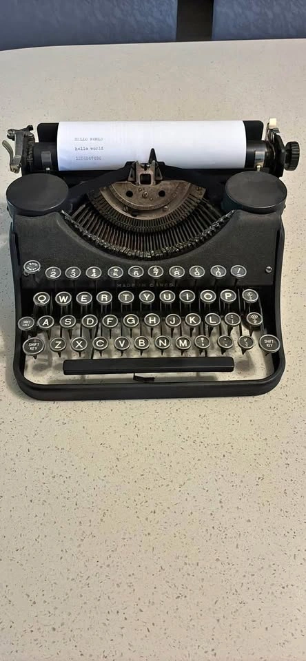 Vintage Underwood Portable Typewriter – Made in Canada