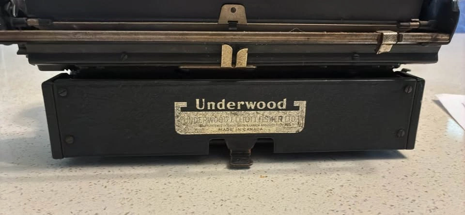 Vintage Underwood Portable Typewriter – Made in Canada - photo 3