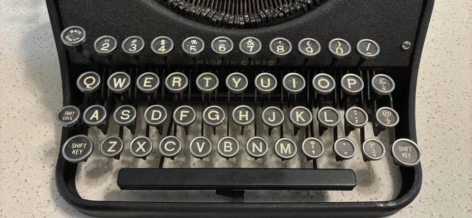Vintage Underwood Portable Typewriter – Made in Canada - photo 4