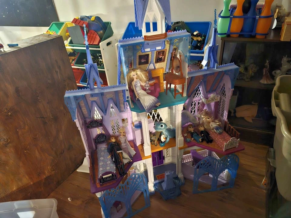 Frozen castle doll house