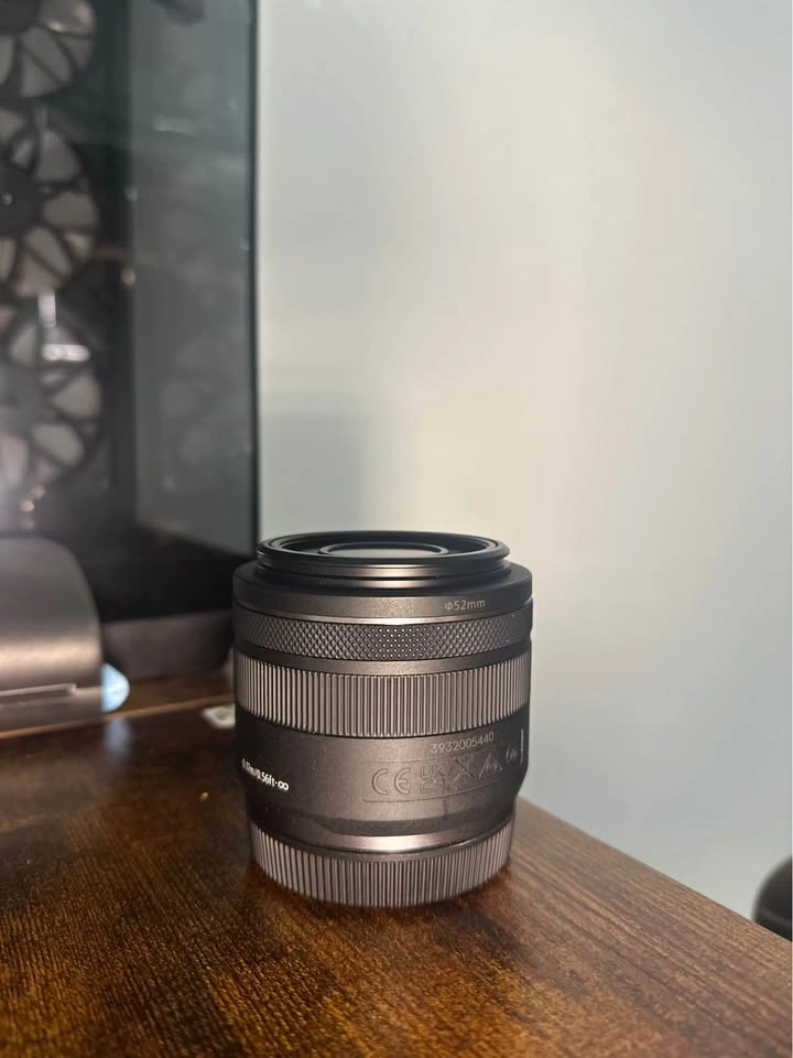Canon RF 35mm f/1.8 Macro IS STM Lens – Excellent Condition - photo 2