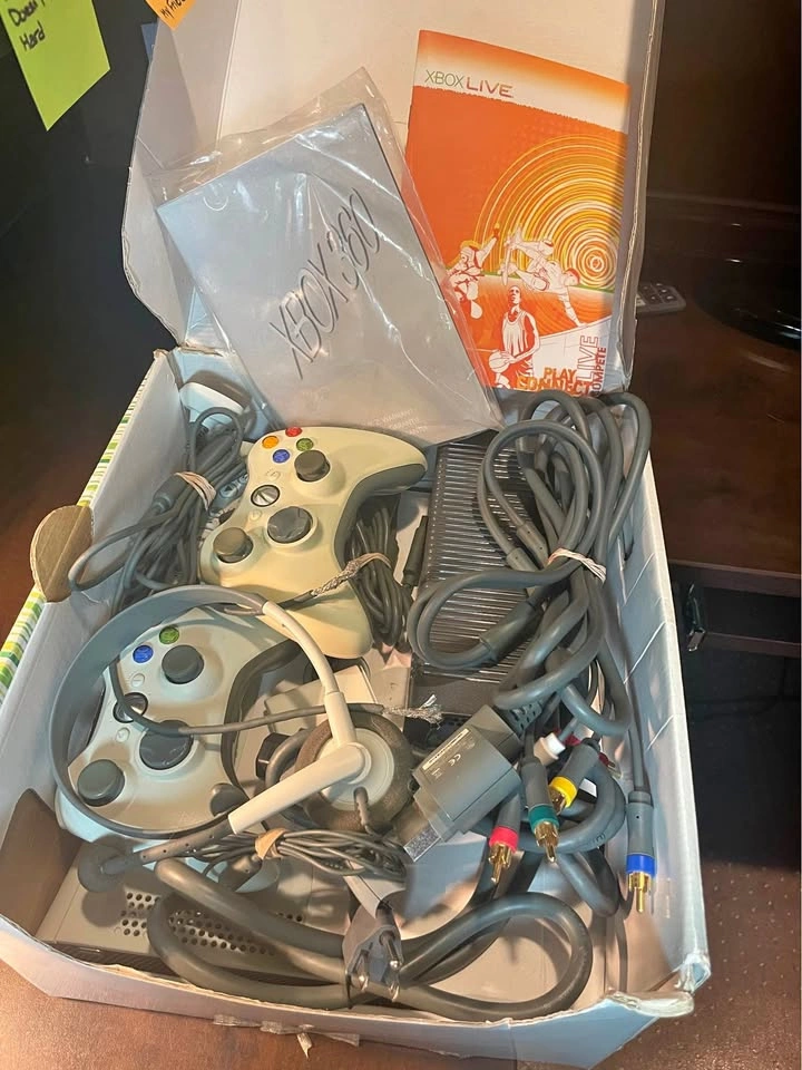 XBOX 360 Console w Controller/Cables & Games