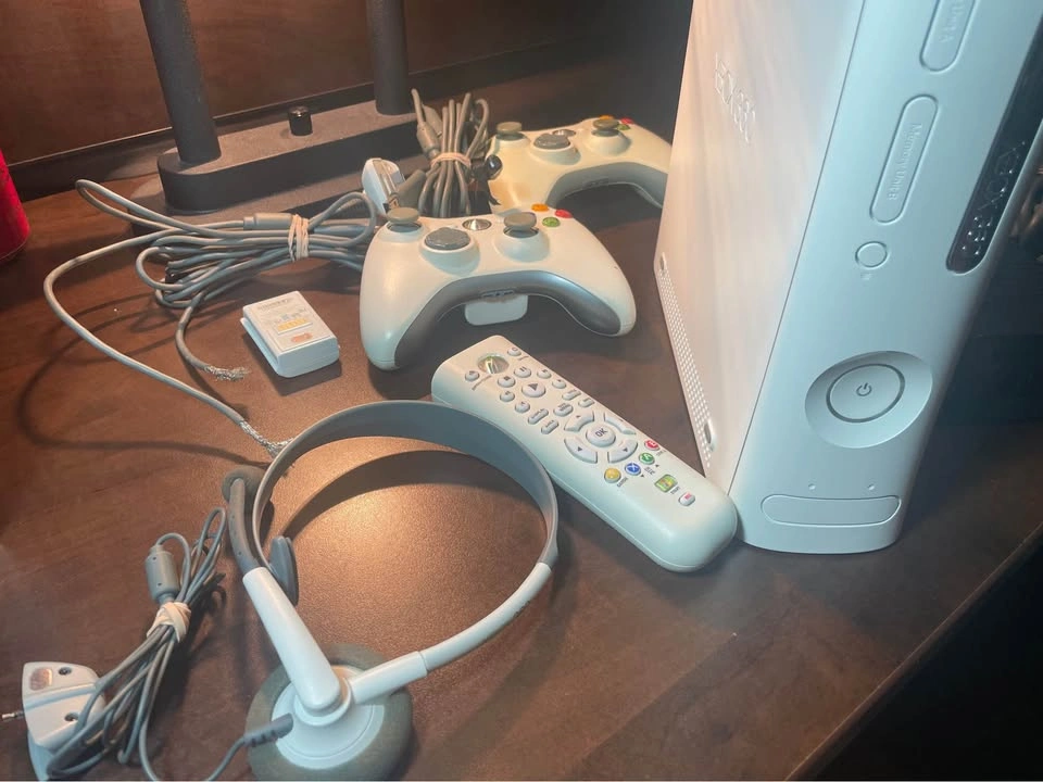 XBOX 360 Console w Controller/Cables & Games - photo 2