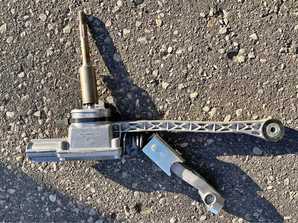 18-23 FORD MUSTANG OEM SHIFTER ASSEMBLY