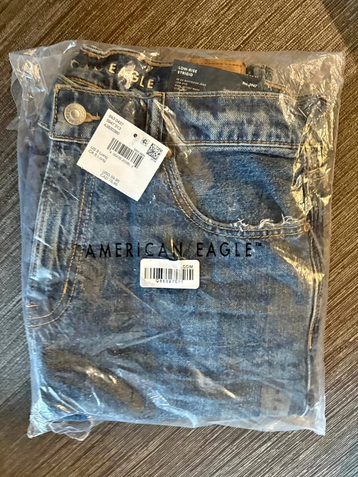 (Unopened) American Eagle Low-Rise Strigid Boyfriend Jeans – Siz