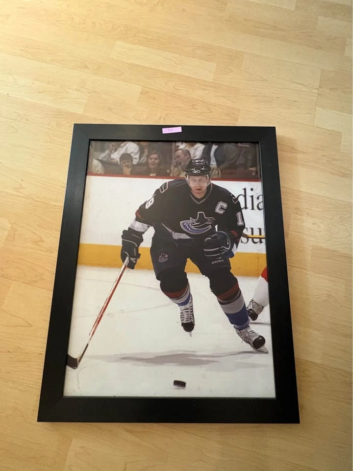 Framed Vancouver Canucks - photo 4