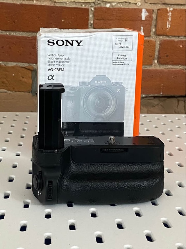 Sony Vertical Grip for A7III / A7RIII / A9 - Sony VG-C3EM