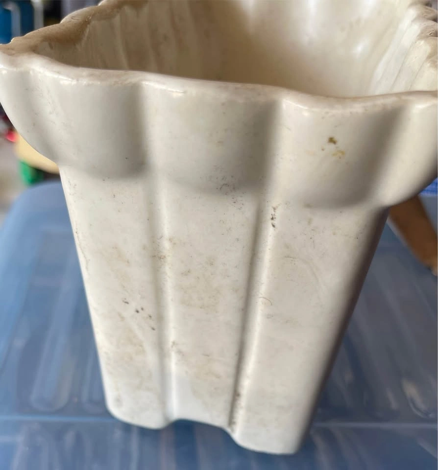 Vintage white planter with feet - photo 3