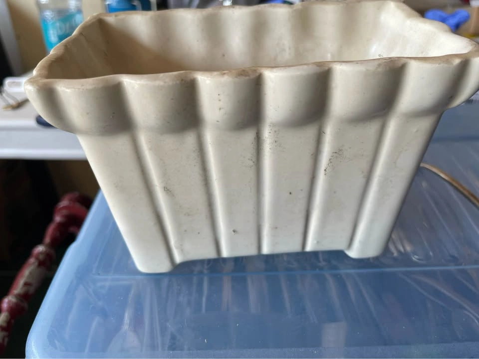Vintage white planter with feet - photo 4